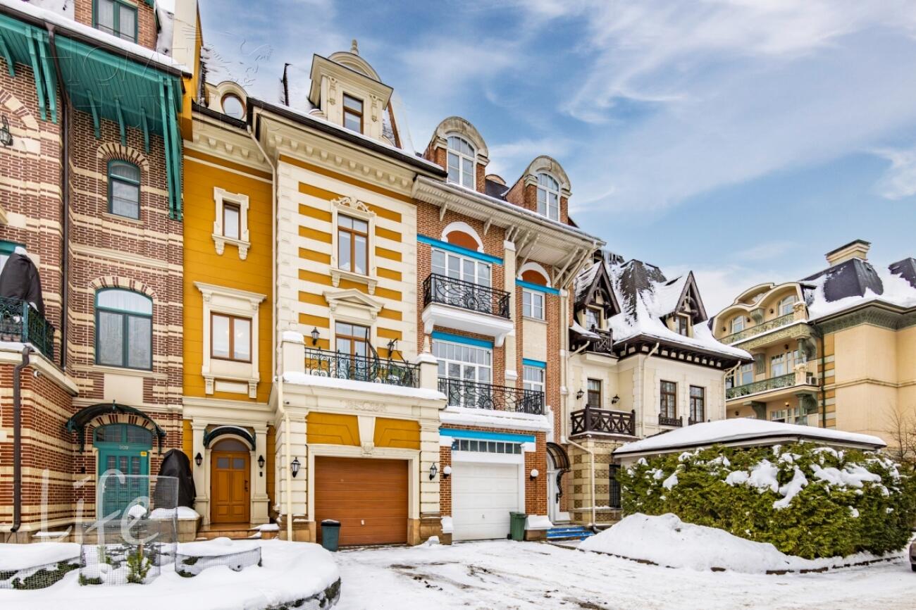 4-этажный таунхаус 395 м² без отделки