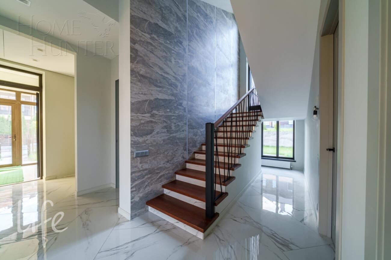 3-этажный коттедж 280 м² с отделкой