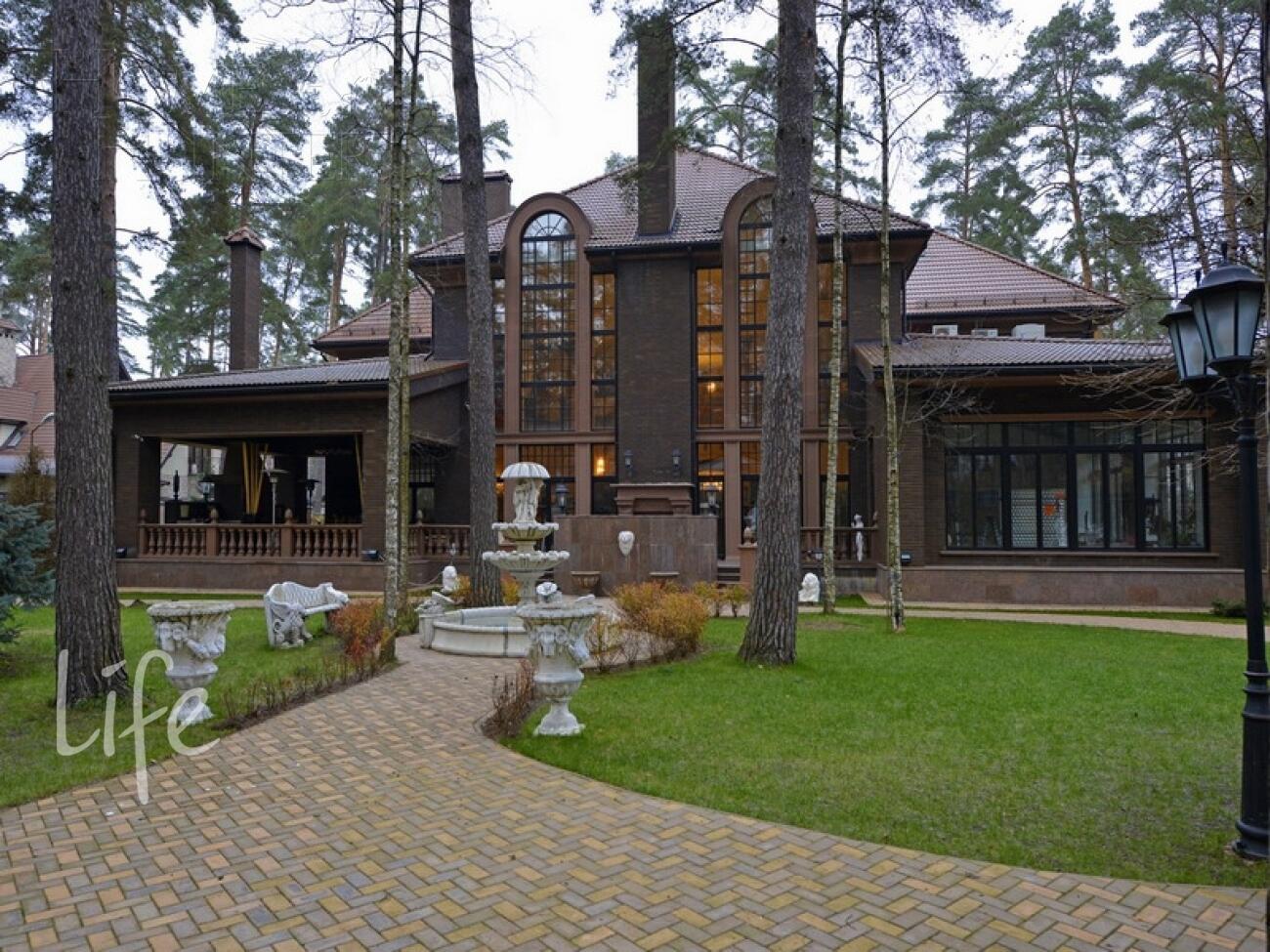 2-этажный коттедж 1 400 м² с отделкой