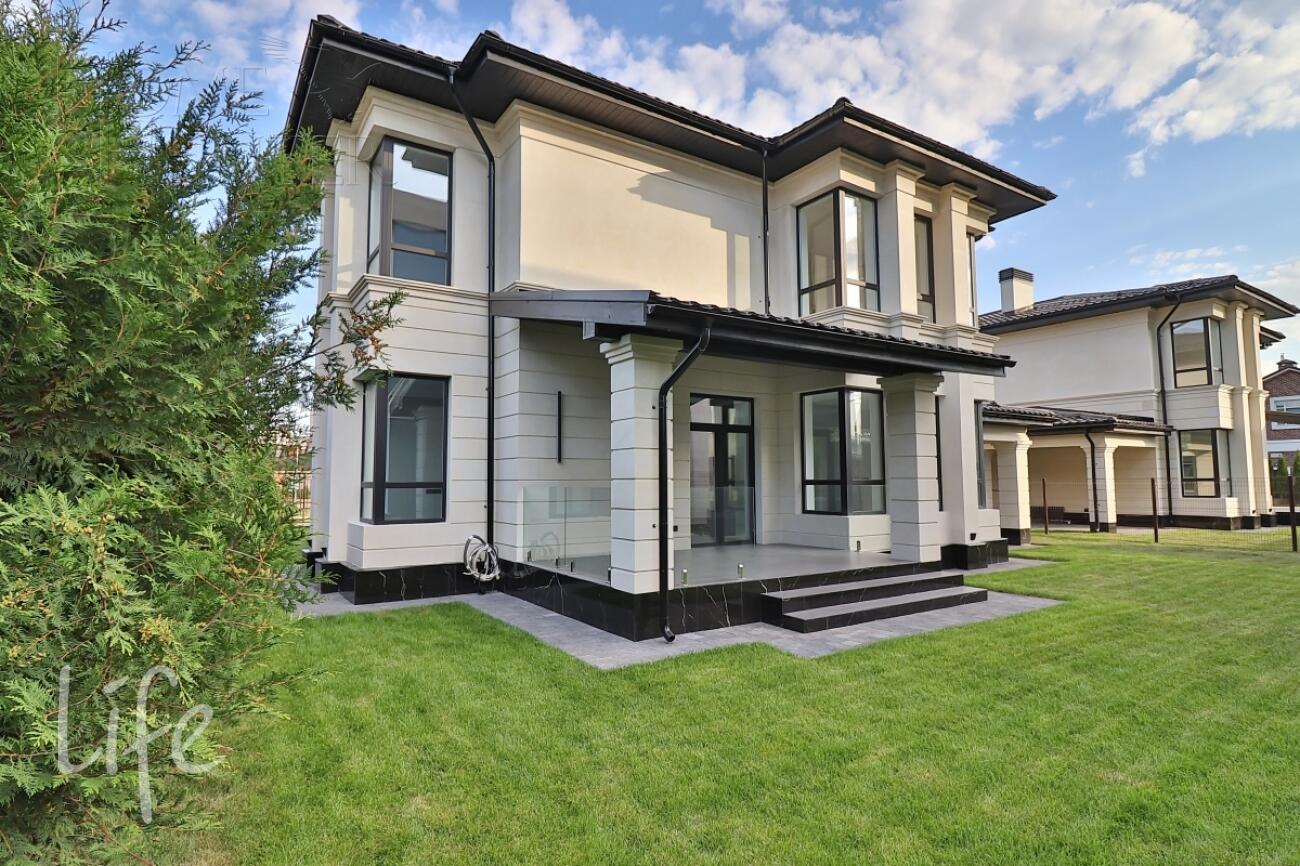 2-этажный коттедж 240 м² с отделкой