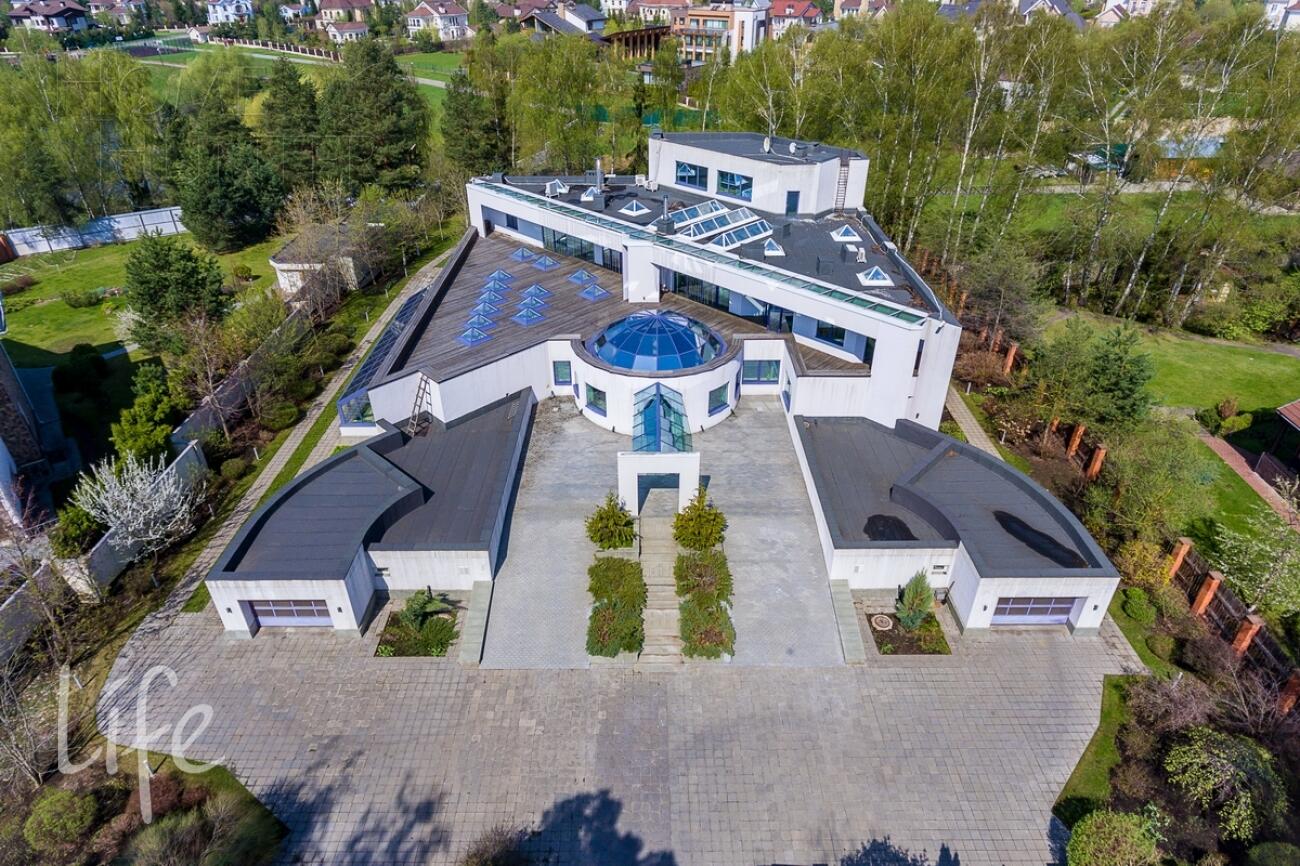 3-этажный коттедж 2 400 м² с отделкой