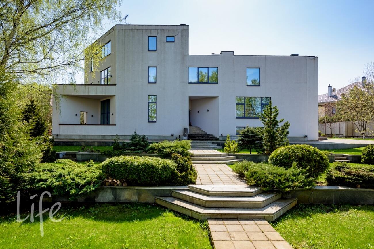 3-этажный коттедж 2 400 м² с отделкой