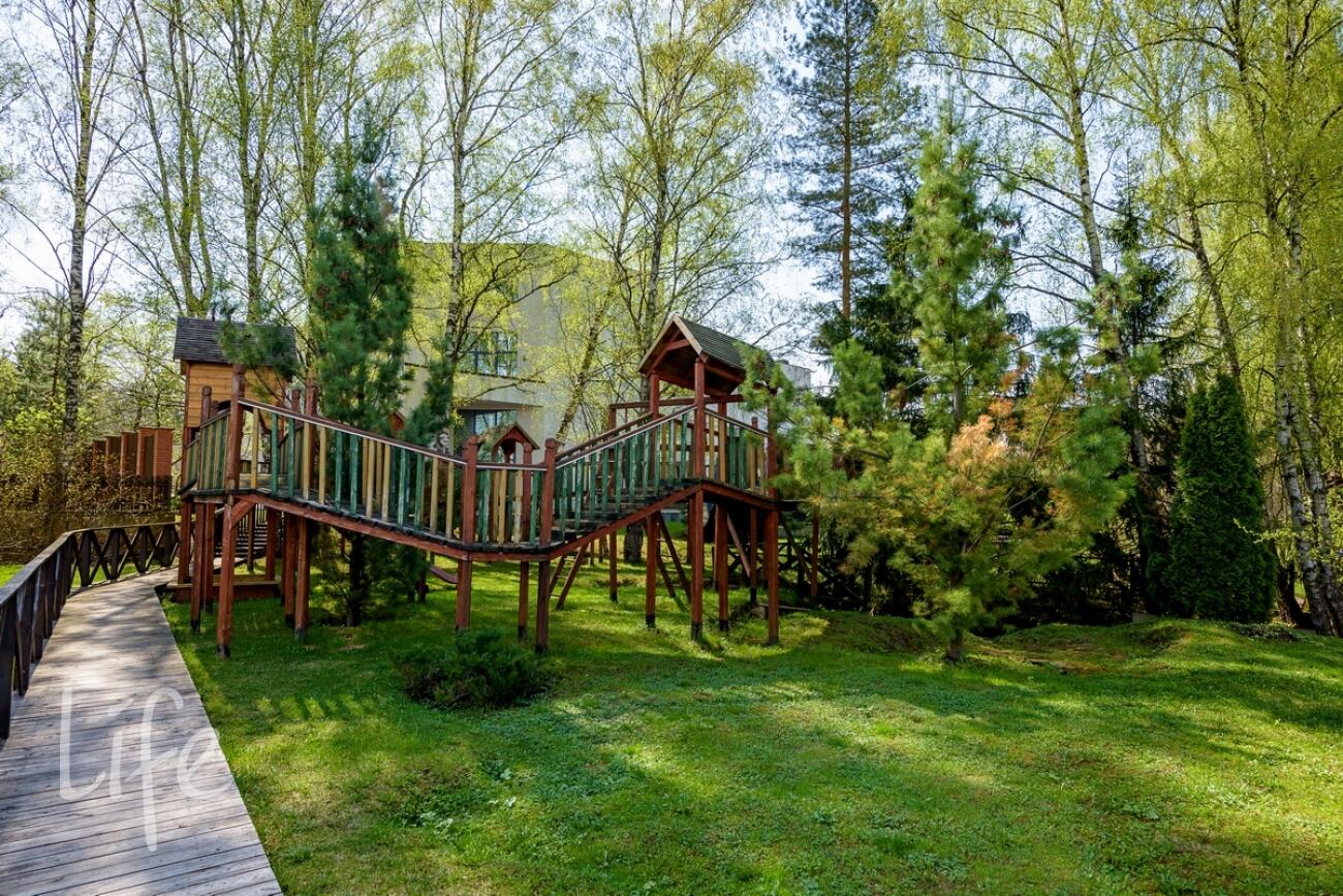 3-этажный коттедж 2 400 м² с отделкой