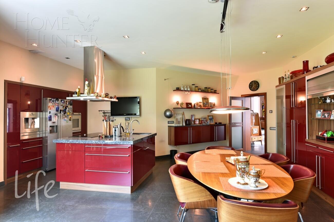 3-этажный коттедж 2 400 м² с отделкой