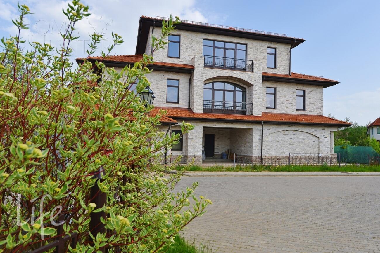 2-этажный коттедж 1 000 м² с отделкой