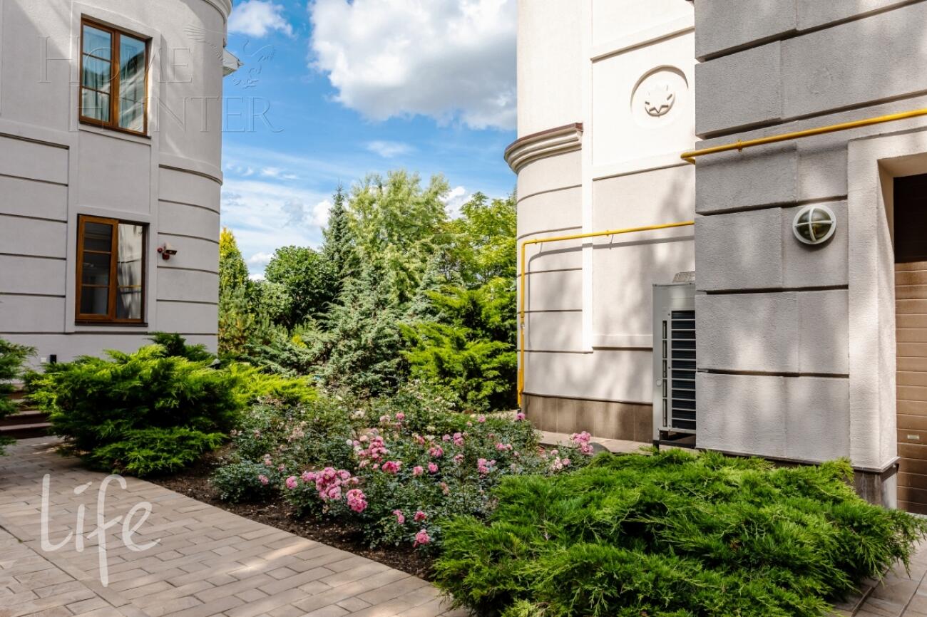 3-этажный коттедж 750 м² с отделкой