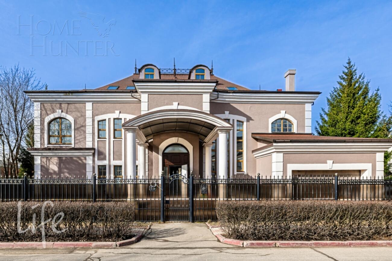 2-этажный коттедж 1 000 м² с отделкой