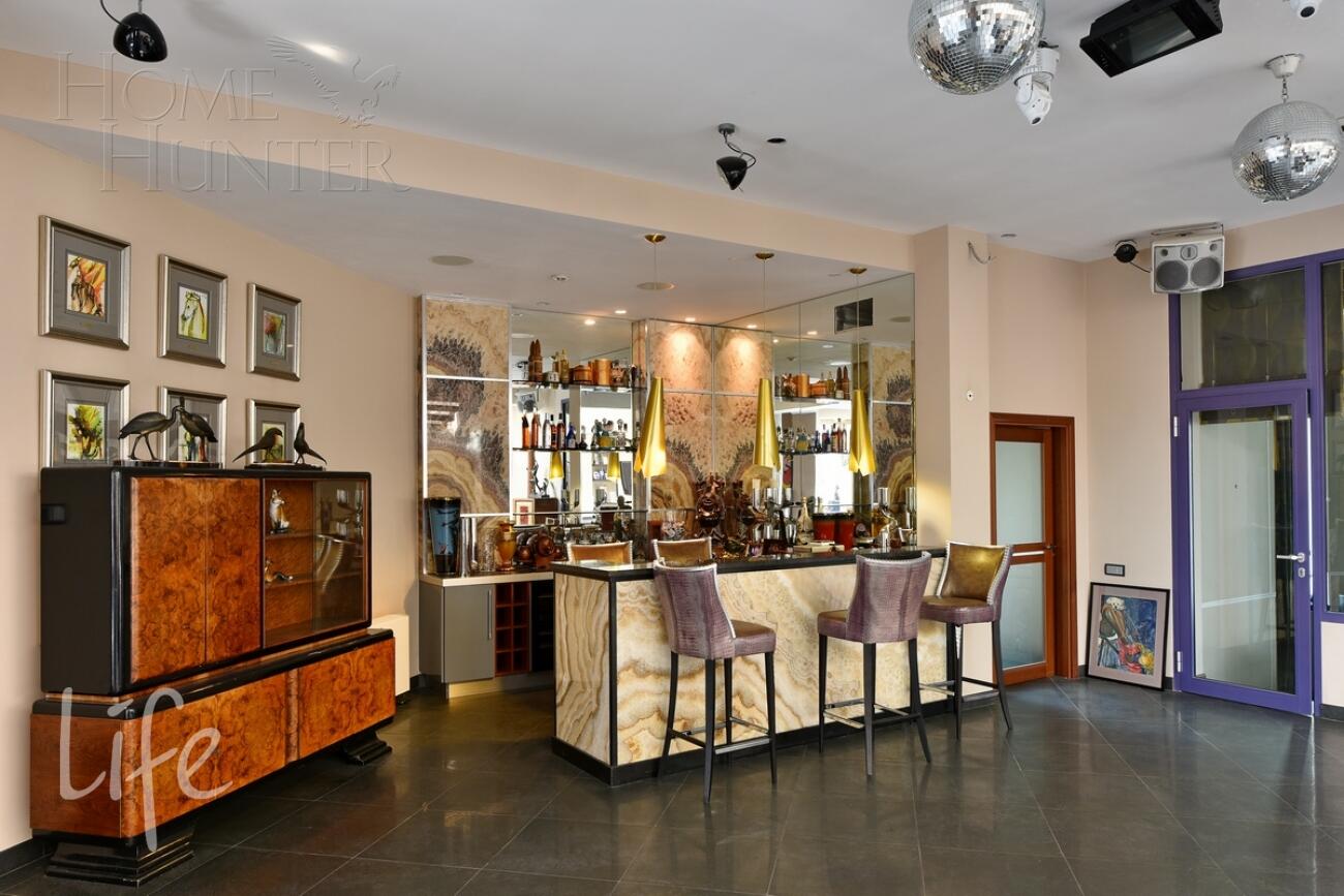 3-этажный коттедж 2 400 м² с отделкой