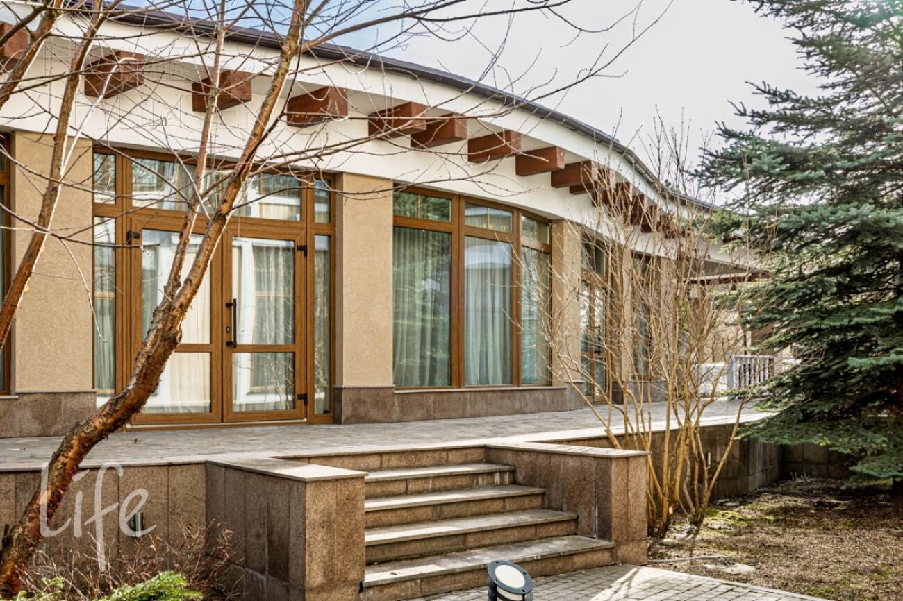 2-этажный коттедж 1 000 м² с отделкой