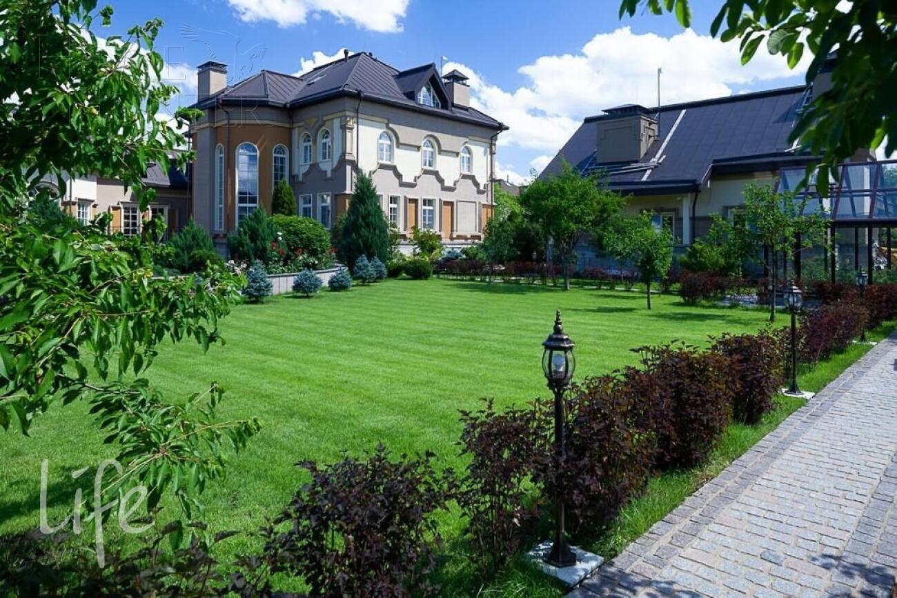 2-этажный коттедж 1 700 м² с отделкой