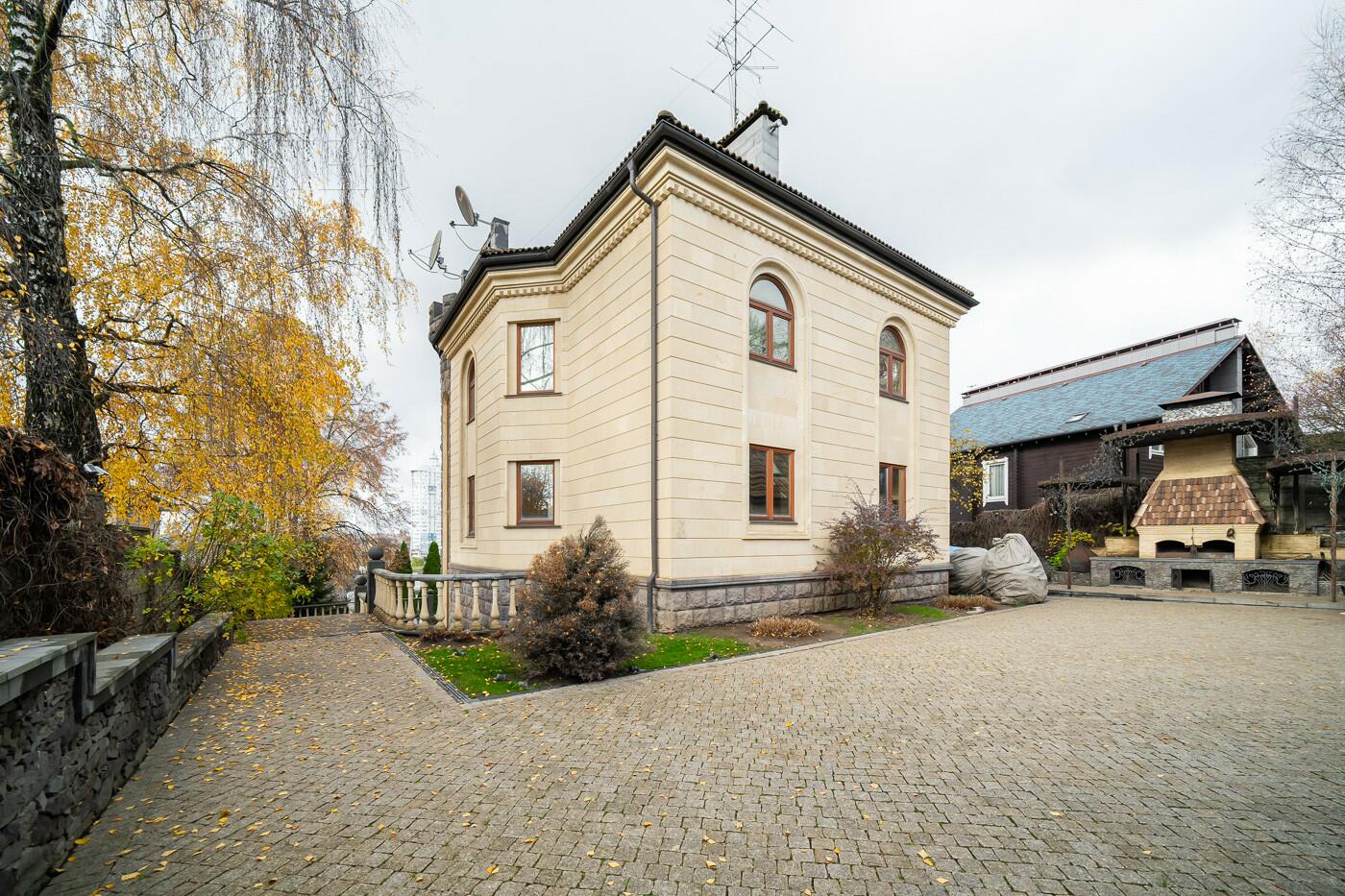 3-этажный коттедж 1 200 м² без отделки