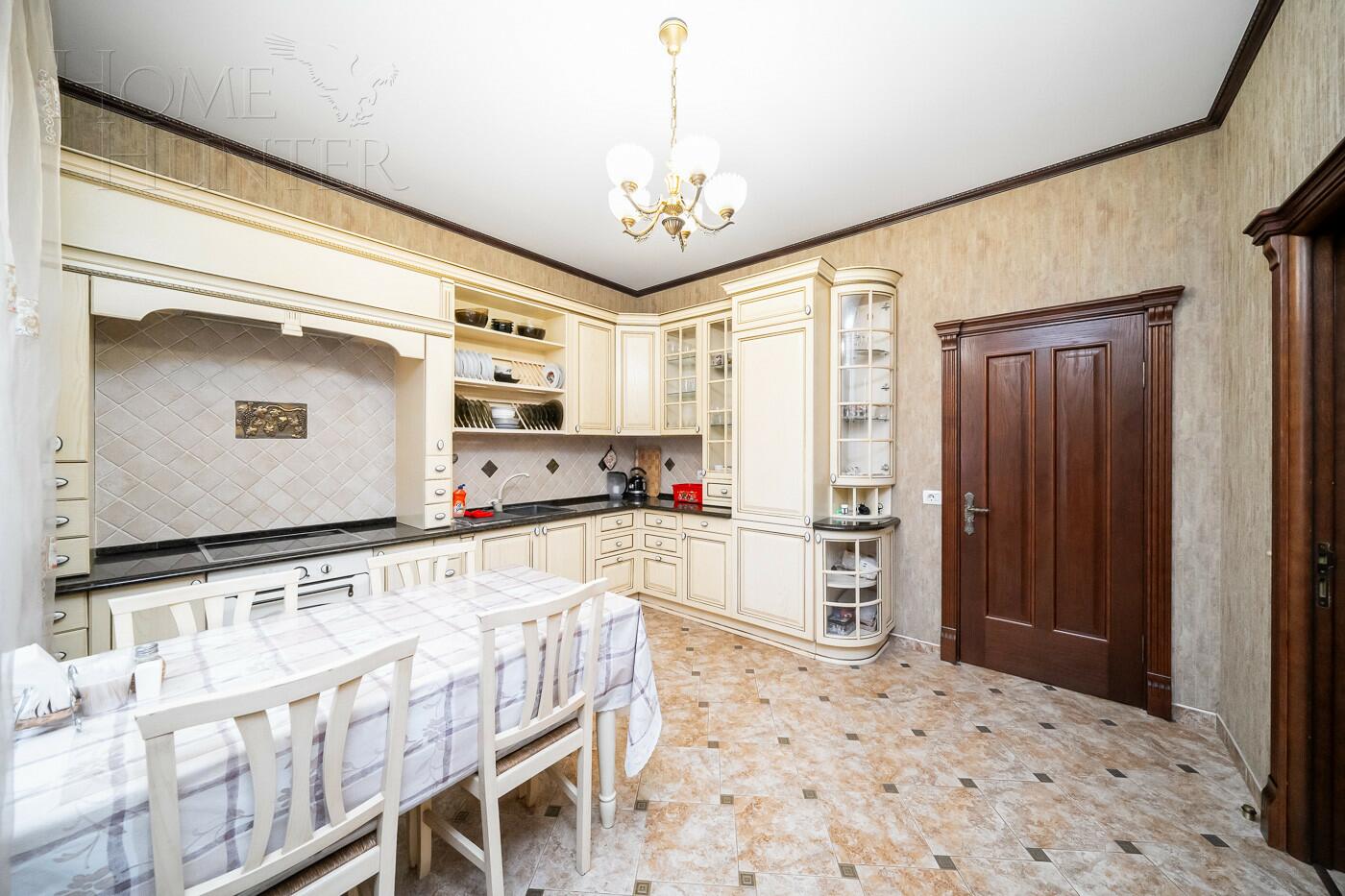 3-этажный коттедж 1 200 м² без отделки