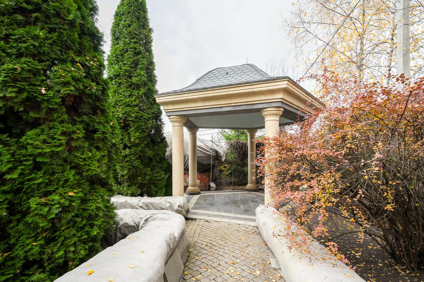 3-этажный коттедж 1 200 м² без отделки