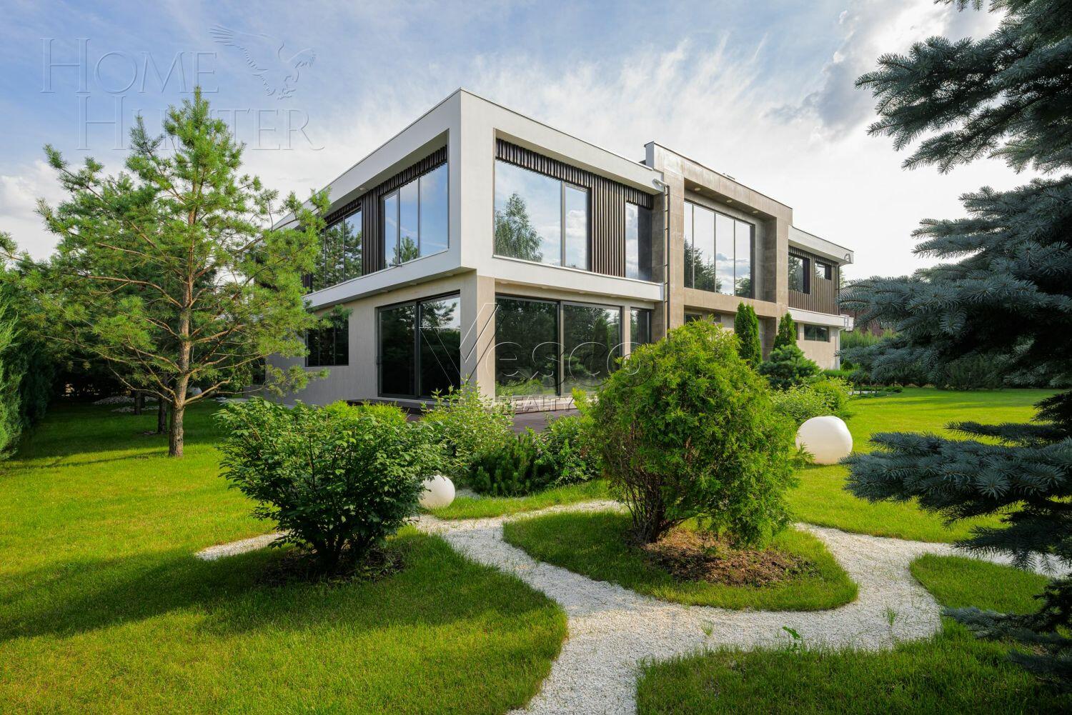 2-этажный коттедж 1 000 м² с отделкой