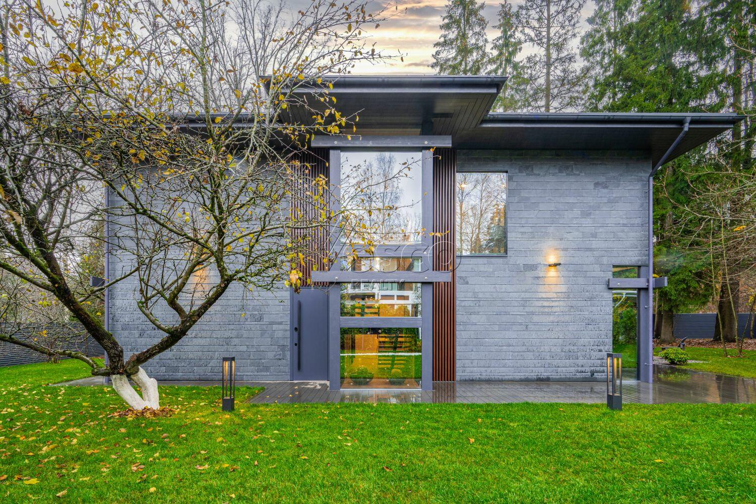 2-этажный коттедж 325 м² с отделкой