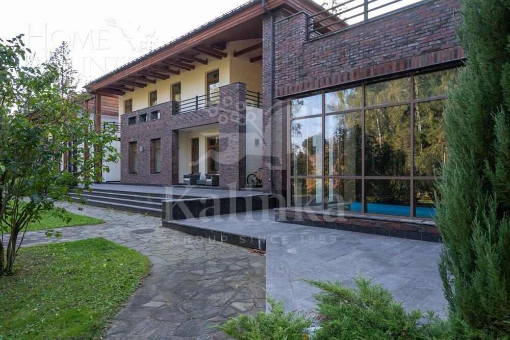 2-этажный коттедж 2 800 м² с отделкой