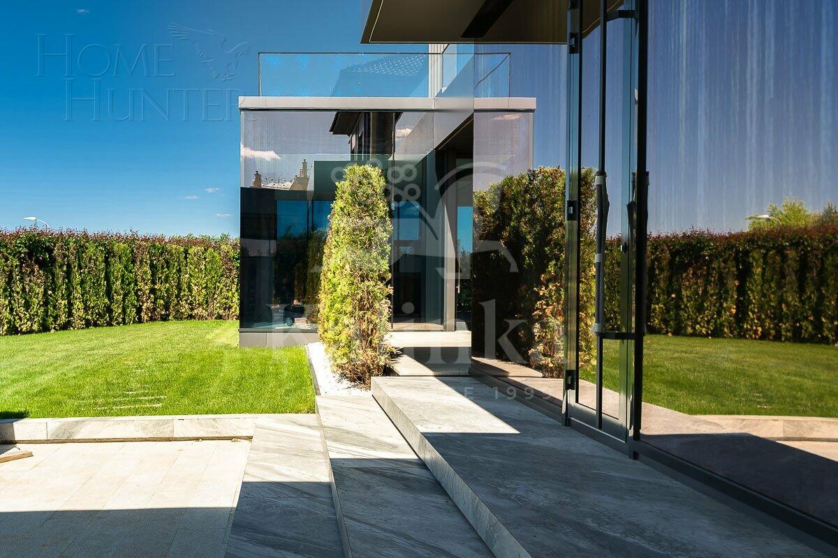 2-этажный коттедж 1 100 м² с отделкой