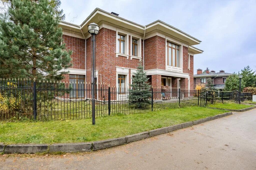 2-этажный коттедж 381 м² без отделки