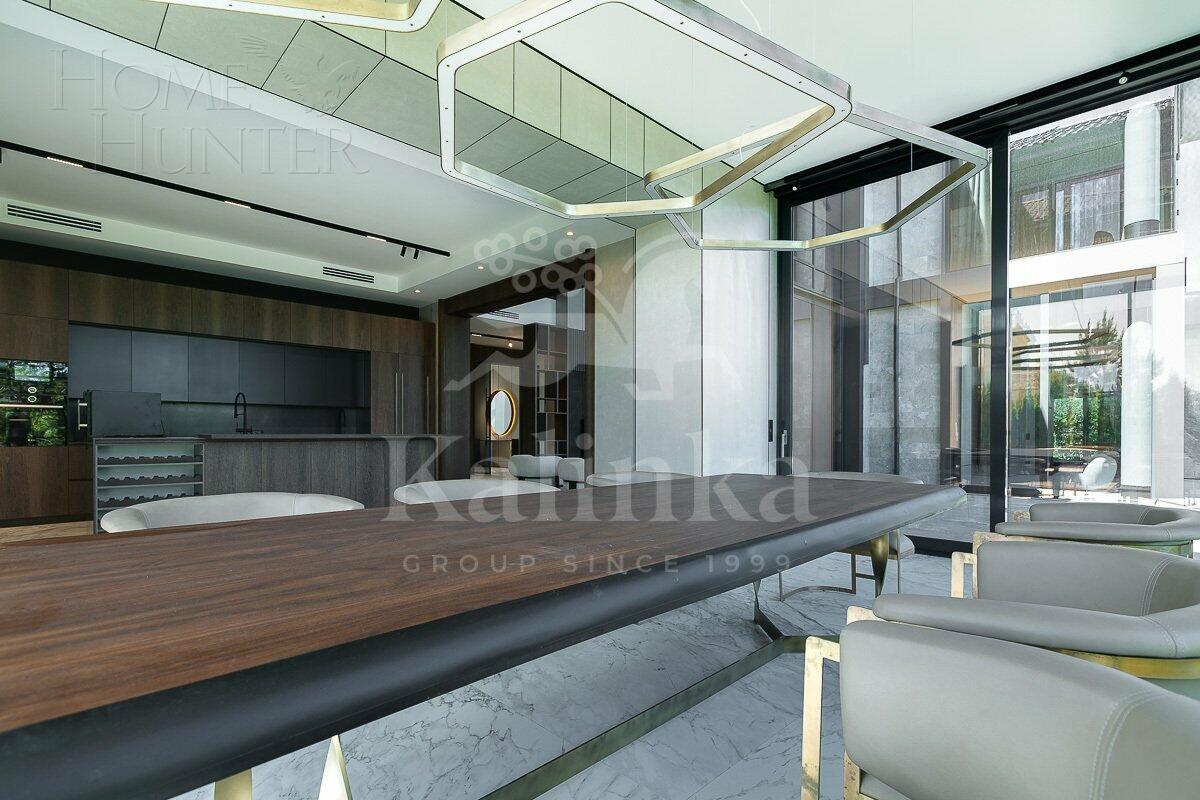 2-этажный коттедж 1 100 м² с отделкой