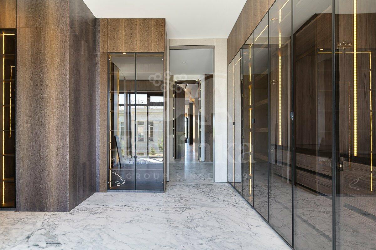 2-этажный коттедж 1 100 м² с отделкой