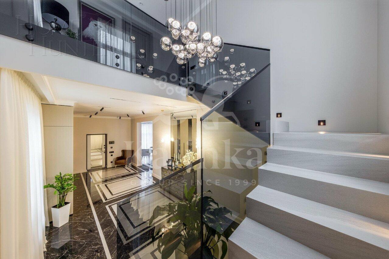 2-этажный коттедж 300 м² с отделкой