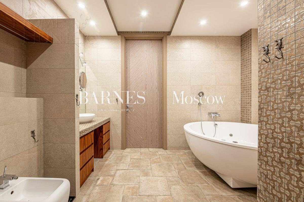 2-УРОВНЕВЫЙ ТАУНХАУС С ОТДЕЛКОЙ 236 М² НА 1 ЭТАЖЕ