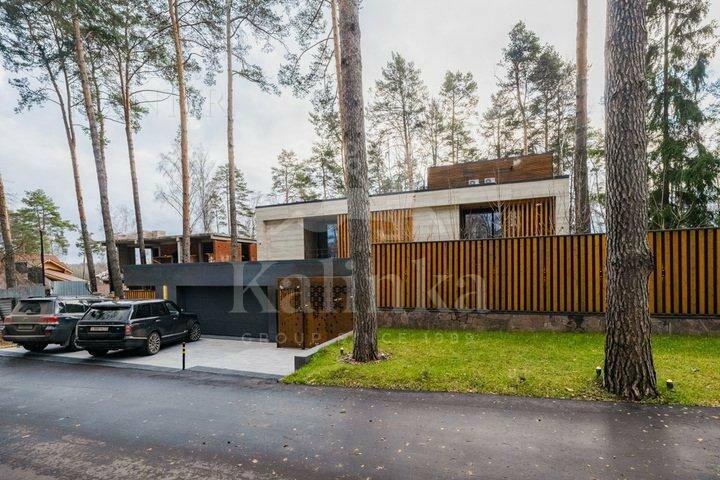 3-этажный коттедж 1 100 м² без отделки