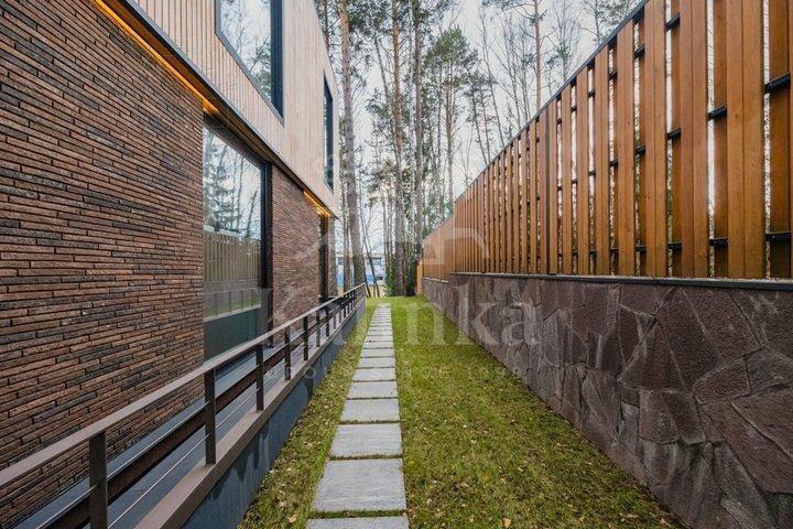 3-этажный коттедж 1 100 м² без отделки