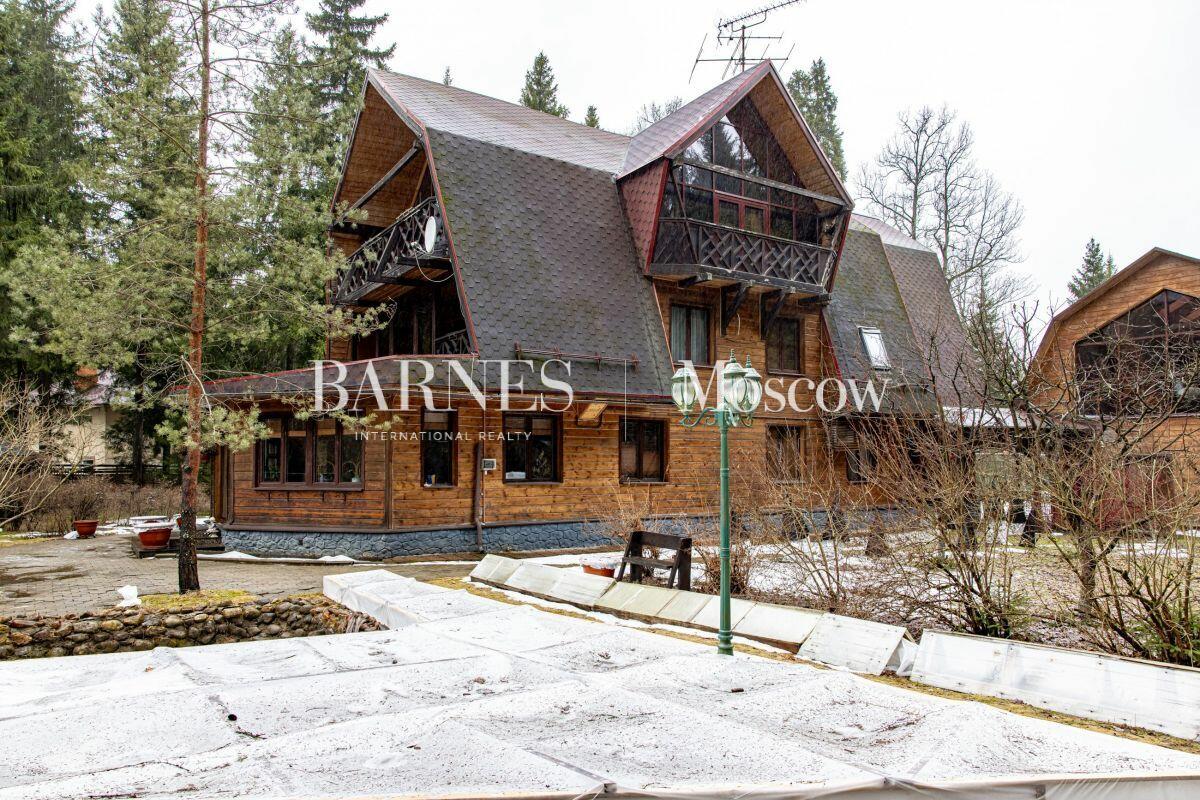 3-этажный коттедж 650 м² с отделкой