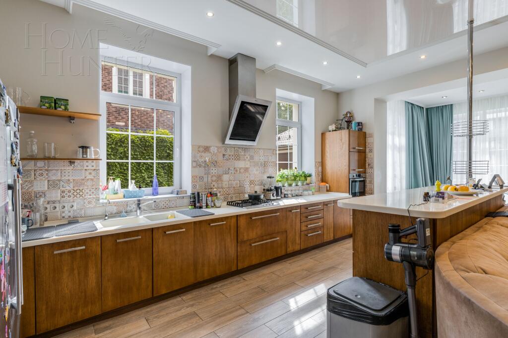 3-этажный таунхаус 286 м² с отделкой