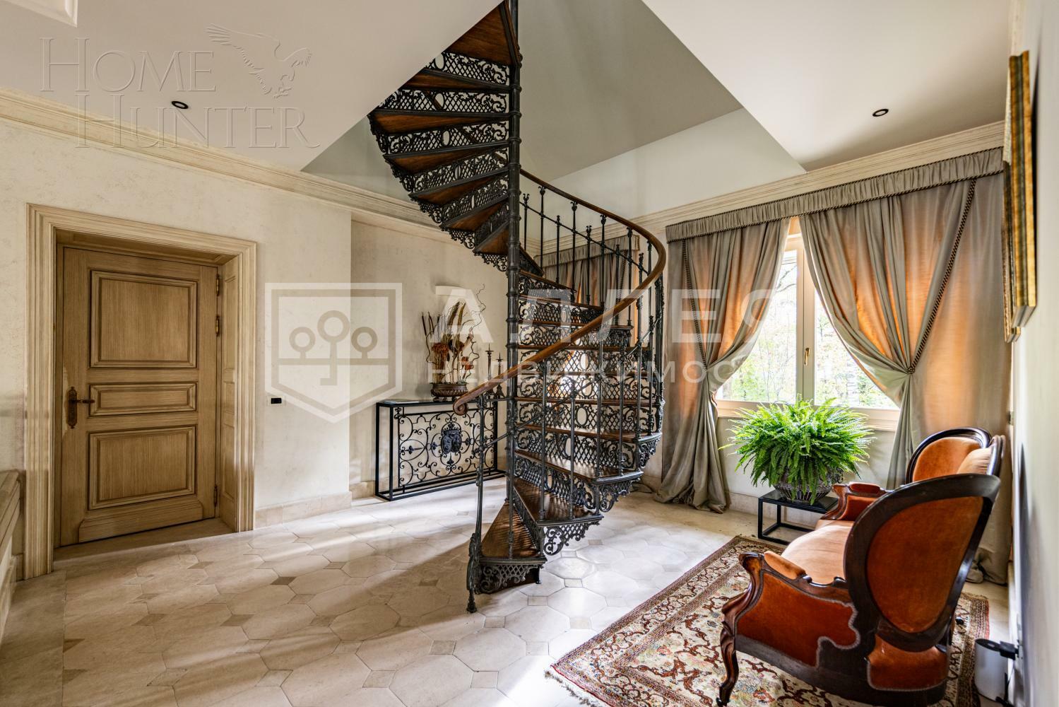 2-этажный коттедж 1 215 м² с отделкой