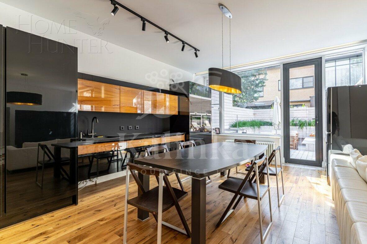 3-этажный таунхаус 350 м² с отделкой
