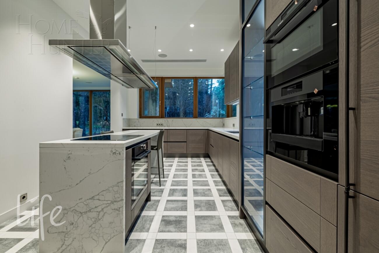 2-этажный коттедж 1 330 м² с отделкой