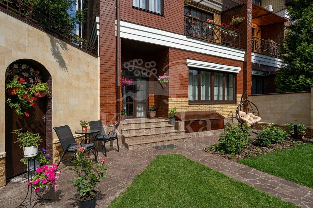 3-этажный таунхаус 400 м² с отделкой