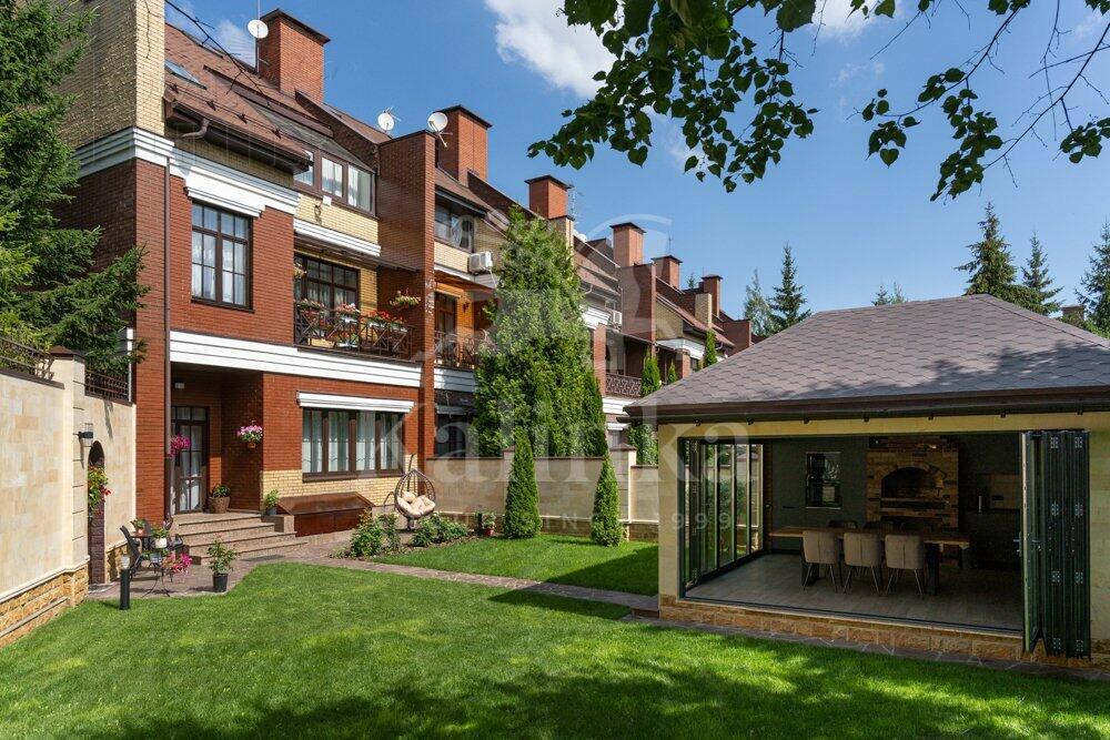 3-этажный таунхаус 400 м² с отделкой