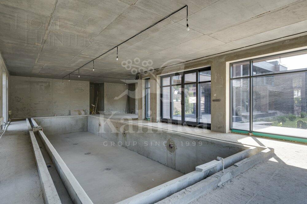 2-этажный коттедж 1 300 м² без отделки