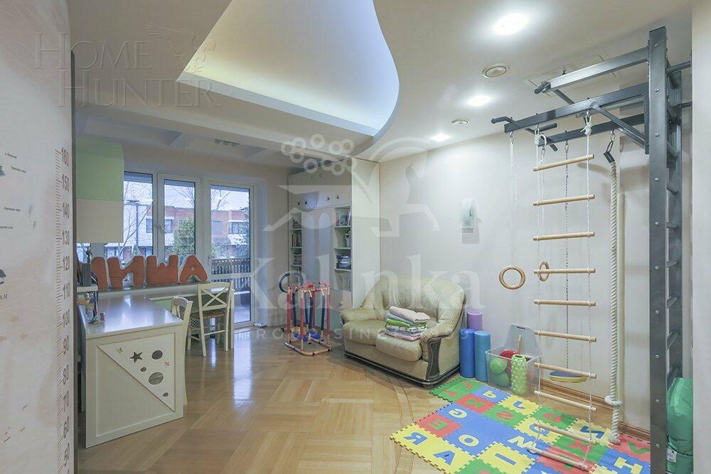 3-этажный таунхаус 400 м² с отделкой