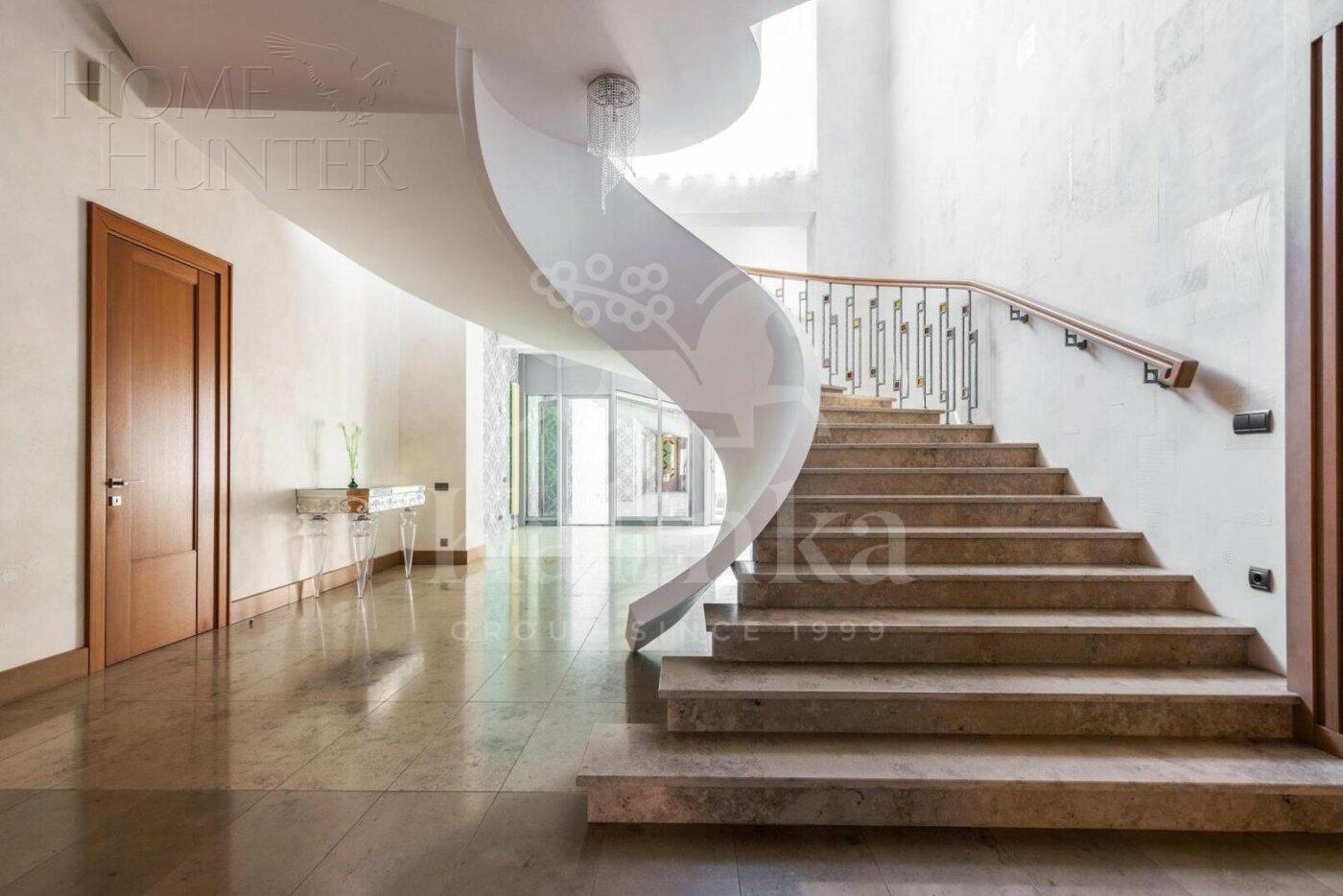 2-этажный коттедж 1 550 м² с отделкой