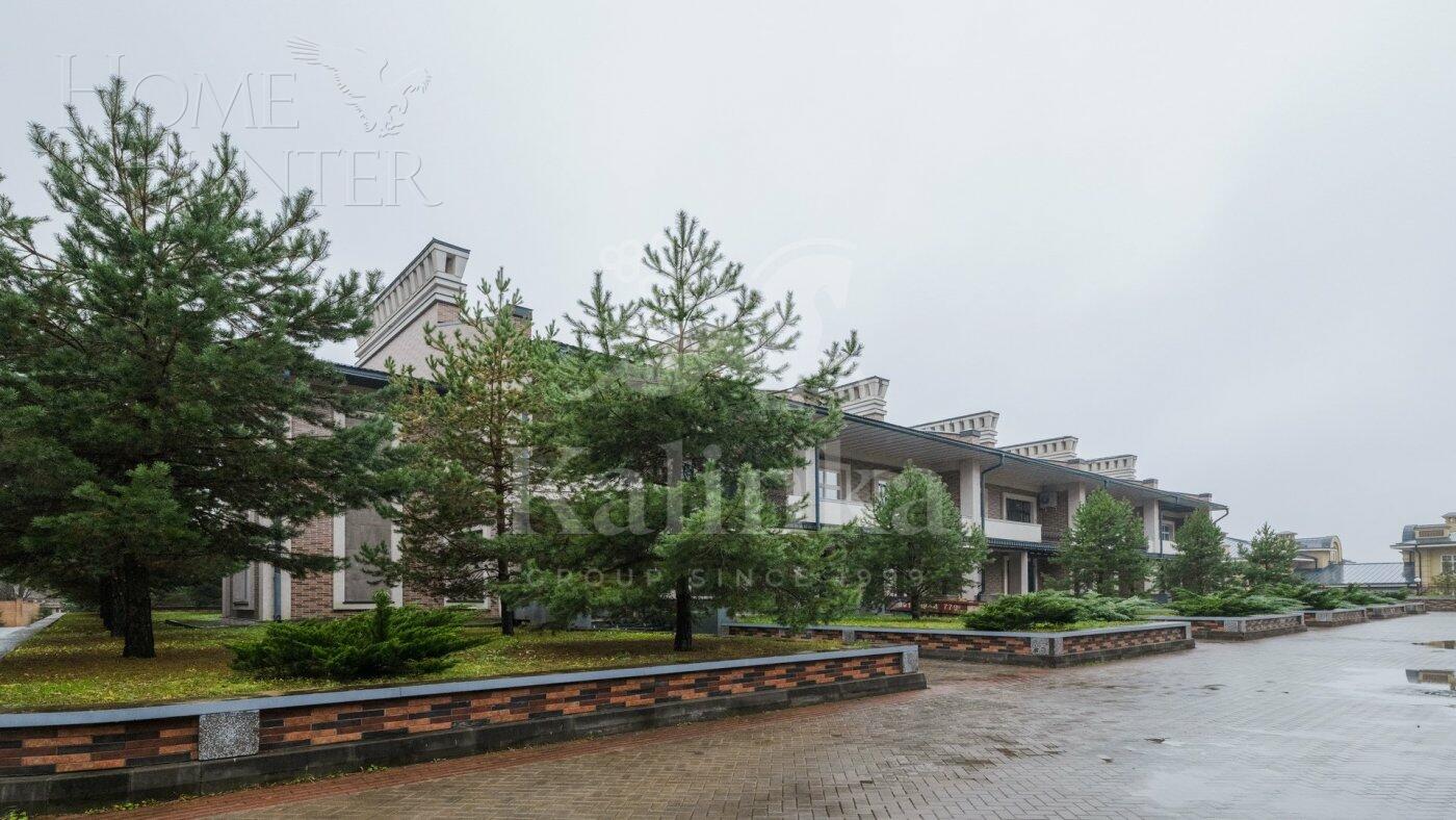 2-этажный таунхаус 640.8 м² без отделки