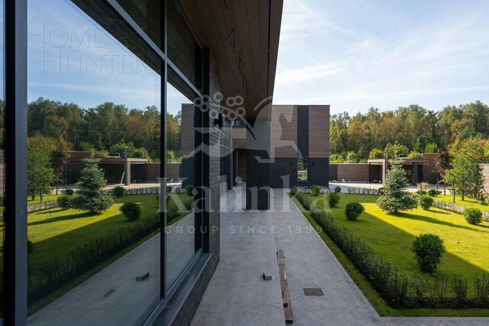 2-этажный коттедж 1 300 м² без отделки