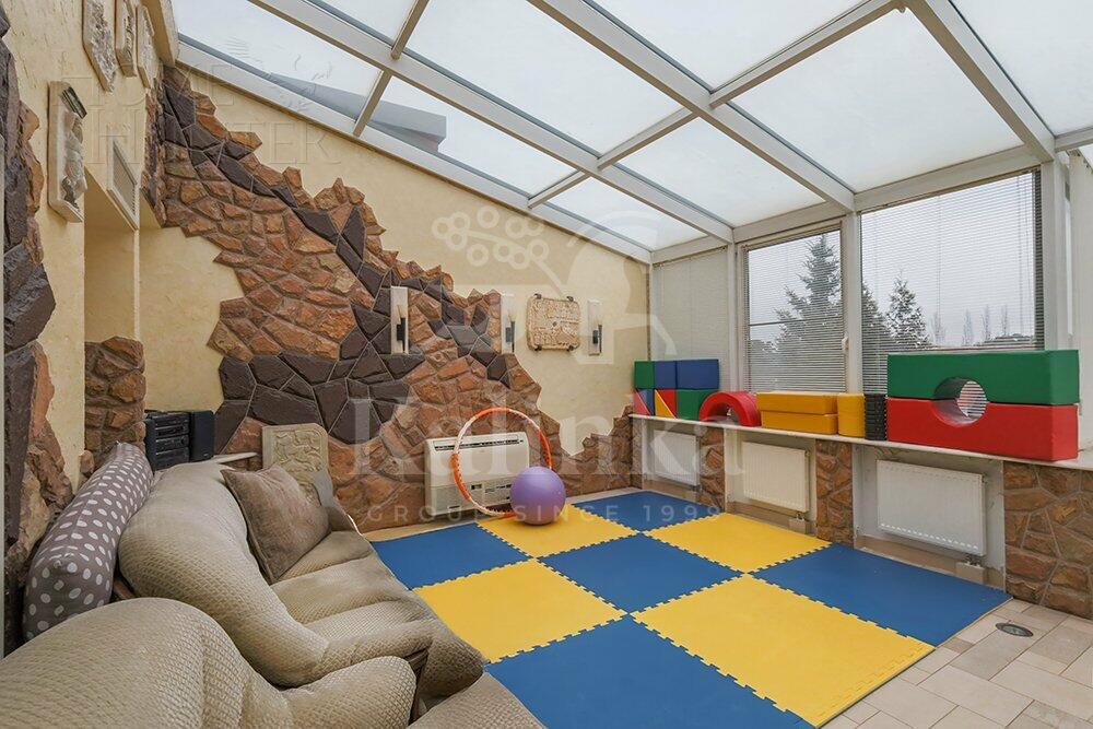 3-этажный таунхаус 400 м² с отделкой