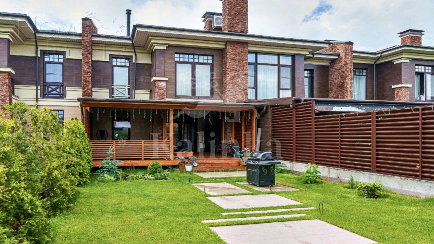 3-этажный таунхаус 290 м² с отделкой