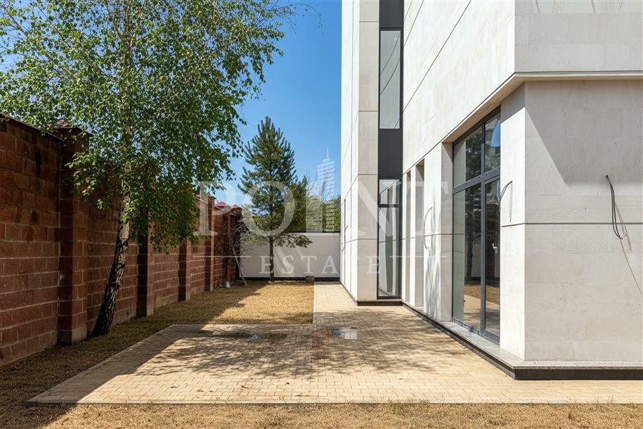 3-этажный коттедж 630 м² без отделки