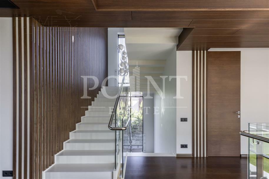 3-этажный коттедж 550 м² с отделкой