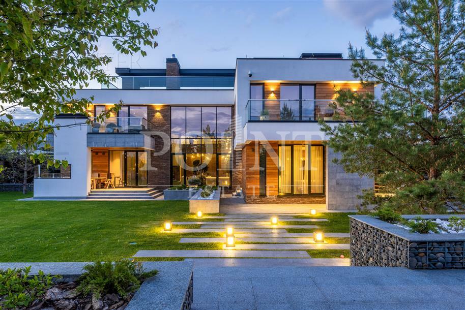 3-этажный коттедж 550 м² с отделкой