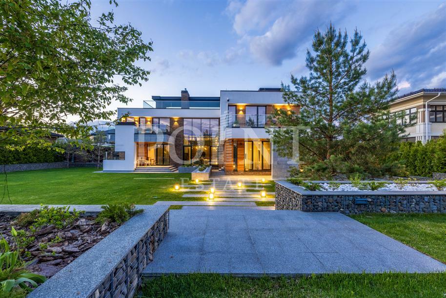 3-этажный коттедж 550 м² с отделкой