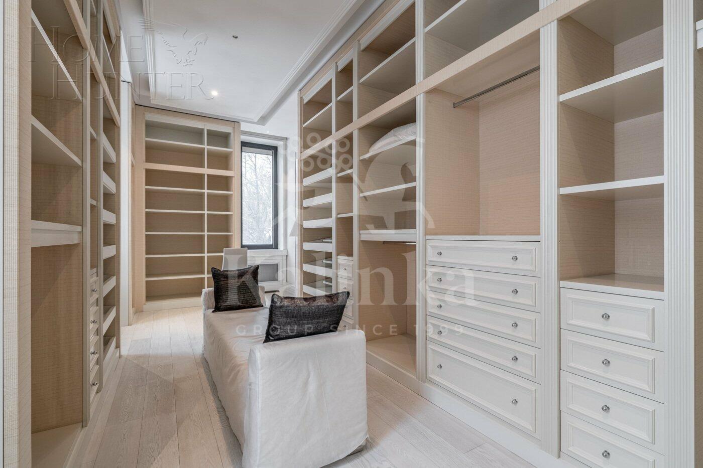 3-этажный коттедж 1 831 м² с отделкой