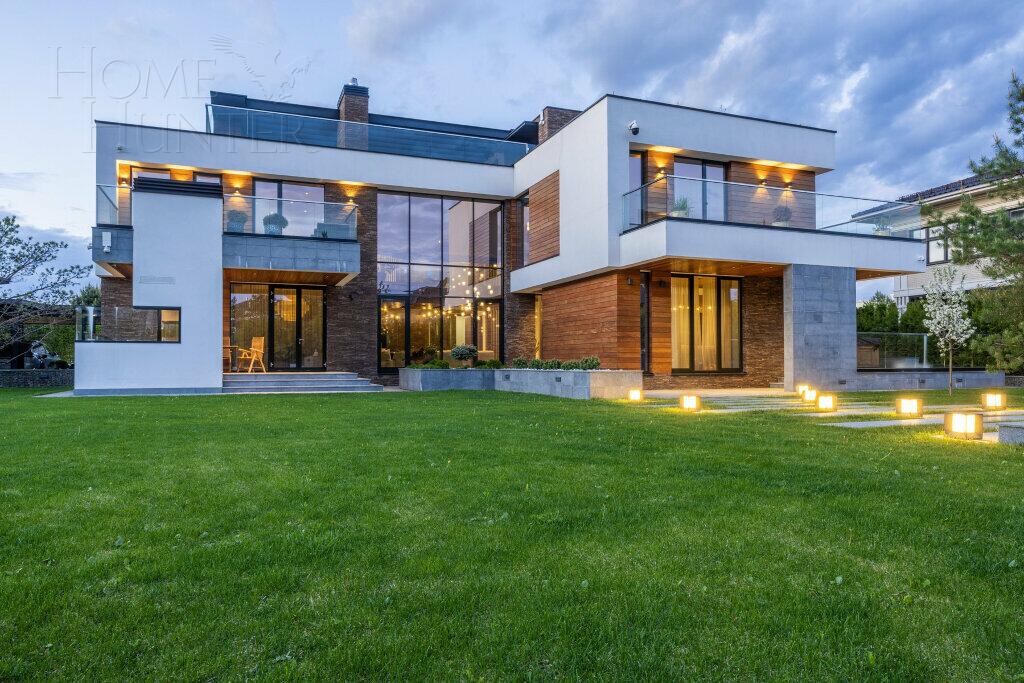 3-этажный коттедж 550 м² с отделкой