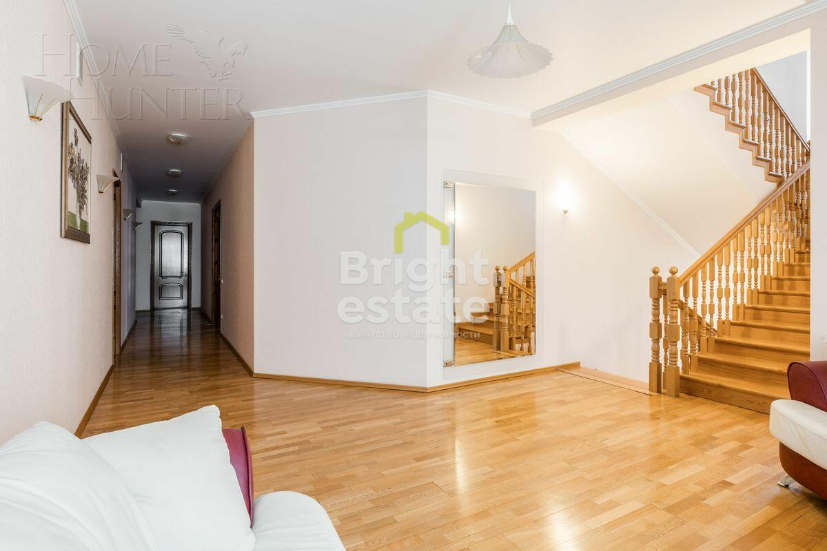 3-этажный коттедж 1 040 м² с отделкой