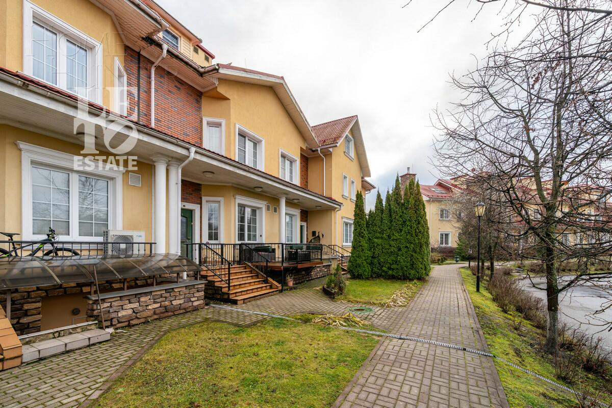 2-этажный таунхаус 400 м² с отделкой